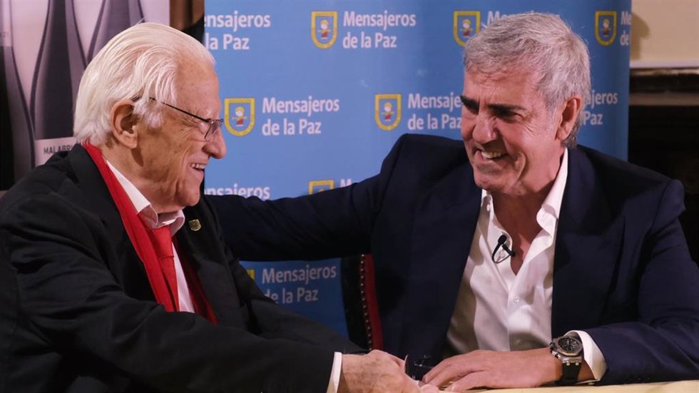 De derecha a izquierda, el presidnete y fundador de Mensajeros de la Paz, el Padre Ángel García, y el presidente de Bodegas Cepa 21, José Moro.