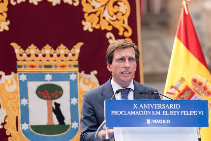 El alcalde de Madrid, José Luis Martínez-Almeida, preside el acto institucional organizado por el Ayuntamiento de Madrid con motivo del X aniversario de la proclamación del rey Felipe VI