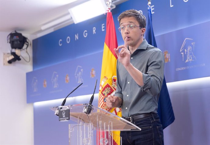 El líder de Más País y diputada de Sumar, Iñigo Errejón, durante una rueda de prensa posterior a la Junta de Portavoces, en el Congreso de los Diputados, a 28 de mayo de 2024, en Madrid (España).