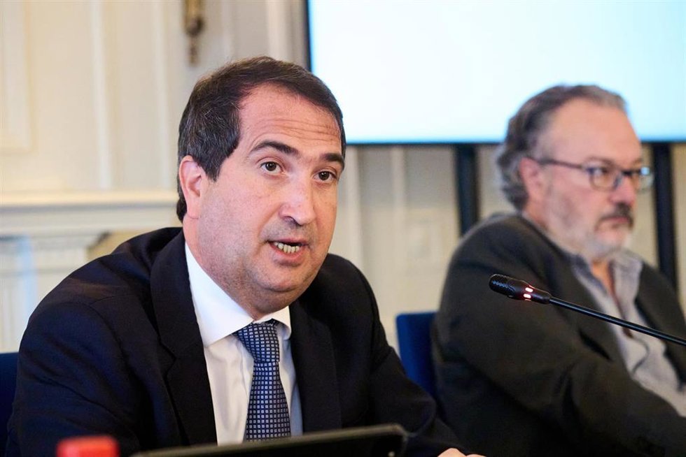 El Country Manager de BBVA España, Peio Belausteguigoitia (i), interviene durante los Cursos de Verano de 2024 de la UIMP, en el Palacio de la Magdalena, a 19 de junio de 2024, en Santander, Cantabria (España). La Universidad Internacional Menéndez Pela