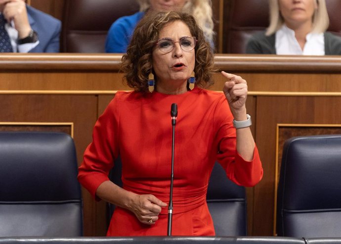 La vicepresidenta cuarta y ministra de Hacienda, María Jesús Montero, interviene durante una sesión de control al Gobierno, en el Congreso de los Diputados, a 19 de junio de 2024, en Madrid (España). 