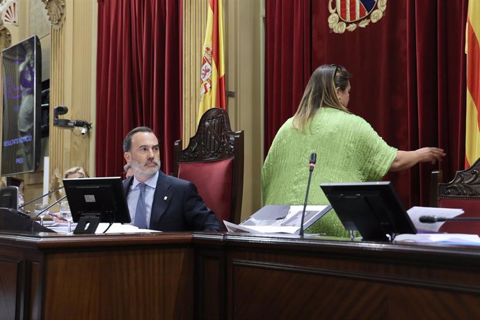 El presidente del Parlament, Gabriel Le Senne, y la vicepresidenta segunda de la Mesa, Mercedes Garrido, durante una sesión plenaria en el Parlament balear.