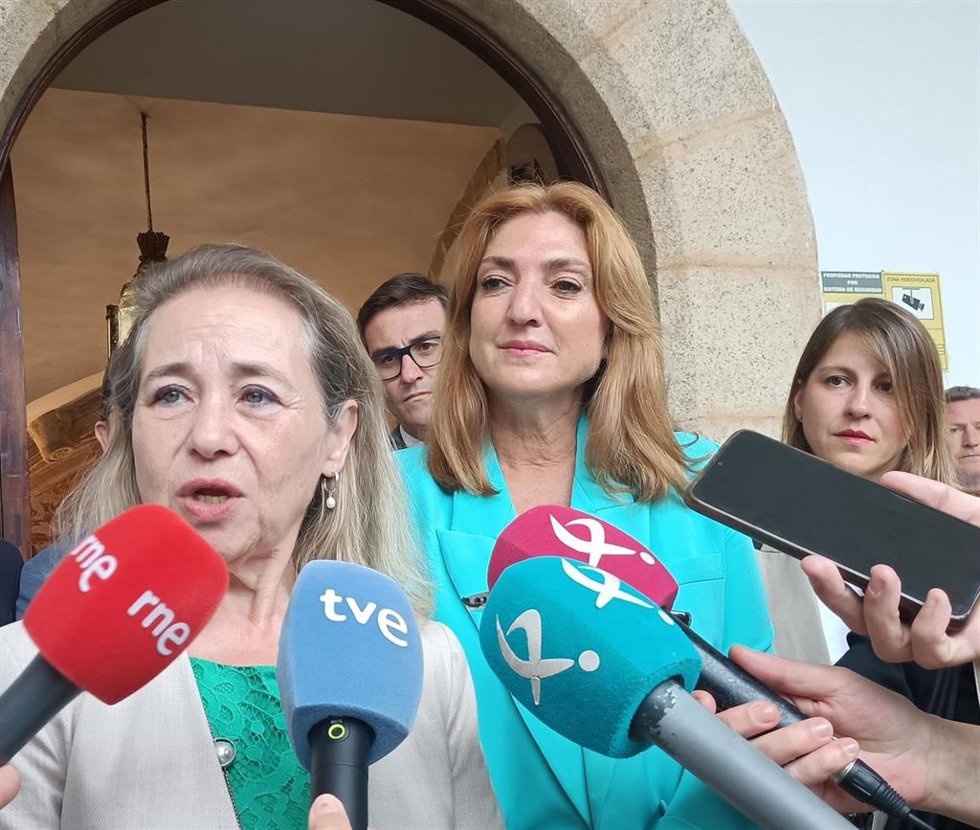 La consejera de Educació, Mercedes Vaquera, atiende a los medios en Cáceres, en una foto de archivo