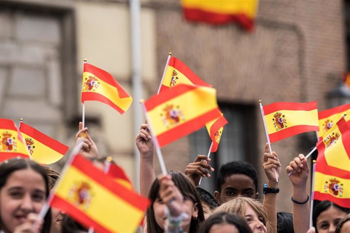 Madrileños portando banderas de España