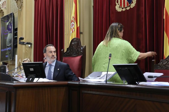El presidente del Parlament, Gabriel Le Senne, y la vicepresidenta segunda de la Mesa, Mercedes Garrido, durante una sesión plenaria en el Parlament balear.