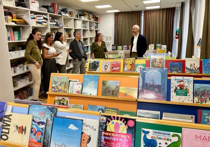 El consejero de Educación, Sergio Silva, visita el CEIP Noja.