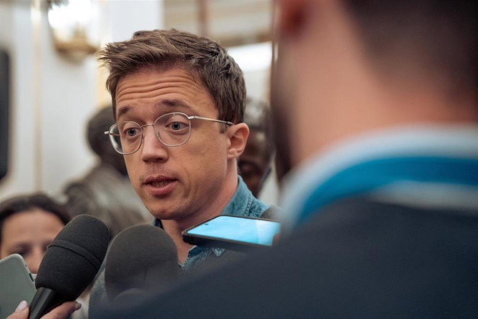 El líder de Más País y diputado de Sumar, Iñigo Errejón, atiende a los medios de comunicación durante una sesión plenaria en el Congreso de los Diputados, a 23 de mayo de 2024, en Madrid (España).