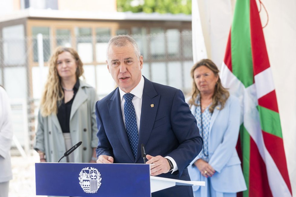 El lehendakari en funciones, Iñigo Urkullu , tras participar en el acto de colocación de la primera piedra del nuevo edificio del Hospital Alto Deba en Arrasate