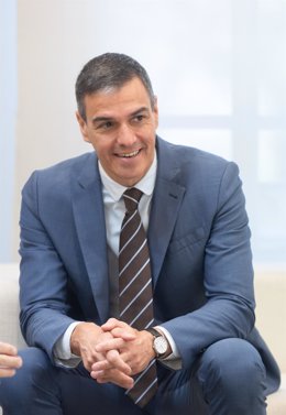 El presidente del Gobierno, Pedro Sánchez, durante un encuentro con el consejero delegado de la Copa América, en el Complejo de la Moncloa, a 17 de junio de 2024, en Madrid (España). Estados Unidos toma de nuevo el papel de anfitrión de la Copa América 20