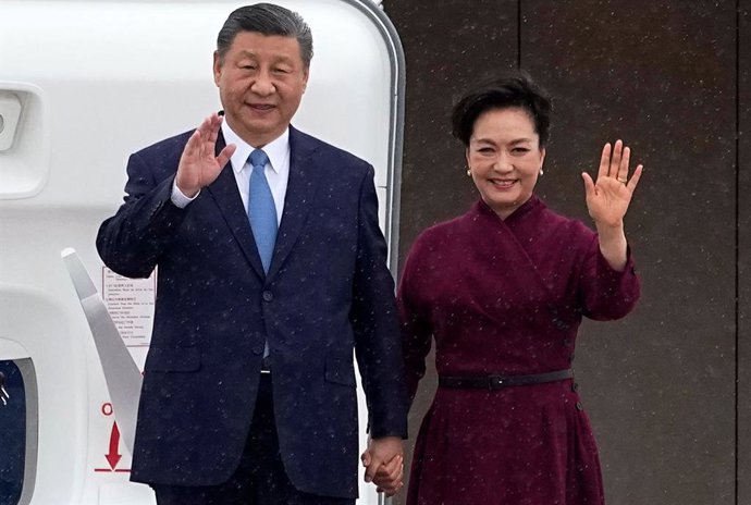Archivo - 05 May 2024, France, Orly: China's President Xi Jinping (L) and his wife Peng Liyuan wave upon their arrival at Orly airport, south of Paris. Photo: Michel Euler/AFP/dpa