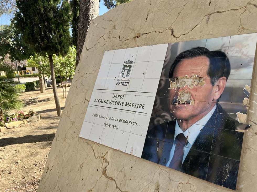 Actos vandálicos contra el monolito de los Jardines Alcalde Vicente Maestre en Petrer (Alicante).