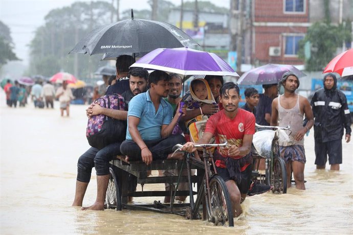 Archivo - Imagen de archivo de inundaicones por las fuertes lluvias en Bangladesh.