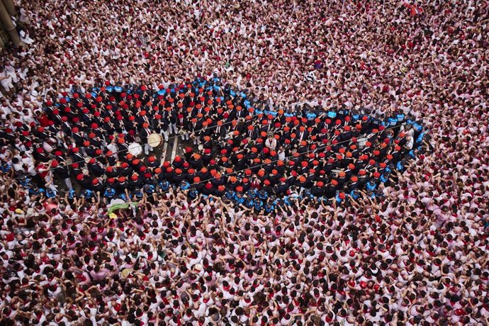 Archivo - Decenas de músicos tocan en la calle durante el chupinazo que da inicio a los Sanfermines 2023, en la Plaza del Ayuntamiento, a 6 de julio de 2023, en Pamplona, Navarra (España).