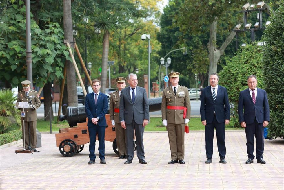 El presidente de la Diputación de Sevilla, Javier Fernández; el alcalde de Sevilla, José Luis Sanz; y el subdelegado del Gobierno en Sevilla, Francisco Toscano, en el izado de la bandera por el X aniversario del reinado del Rey Felipe VI.