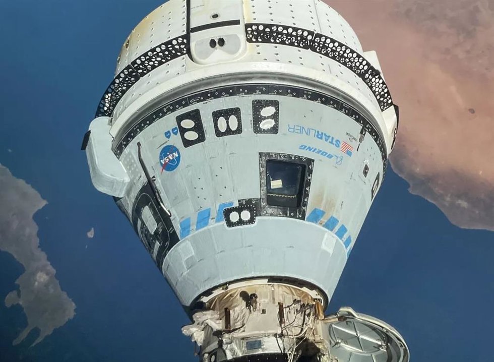 Nave Starliner atracada en la Estación Espacial Internacional