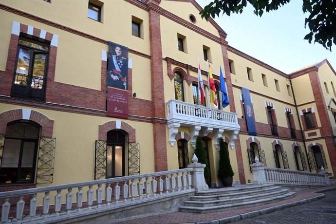 Imagen conmemorativa del décimo aniversario de la proclamación del Rey Felipe VI colocada en la sede de la Presidencia de la Junta de Castilla y León.