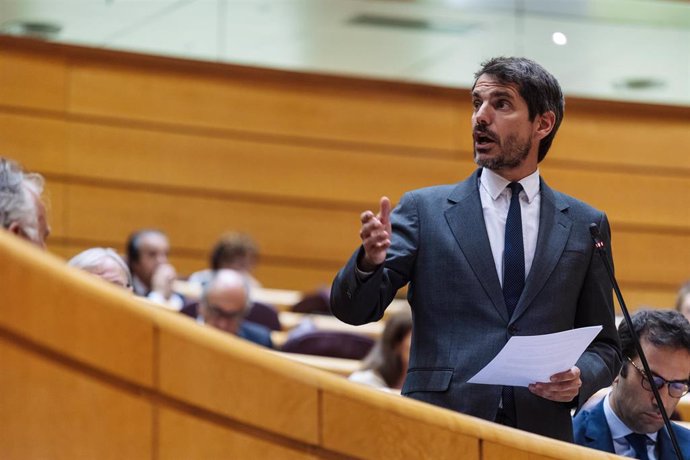 El ministro de Cultura, Ernest Urtasun, durante una sesión de control al Gobierno, en el Senado, a 18 de junio de 2024, en Madrid (España)