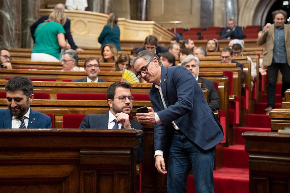Archivo - El presidente del Consell Nacional de ERC y diputado en el Parlament, Josep Maria Jové (d), conversa con el presidente de la Generalitat, Pere Aragons (c), en el debate de política general anual, en el Parlament de Catalunya, a 27 de septiemb