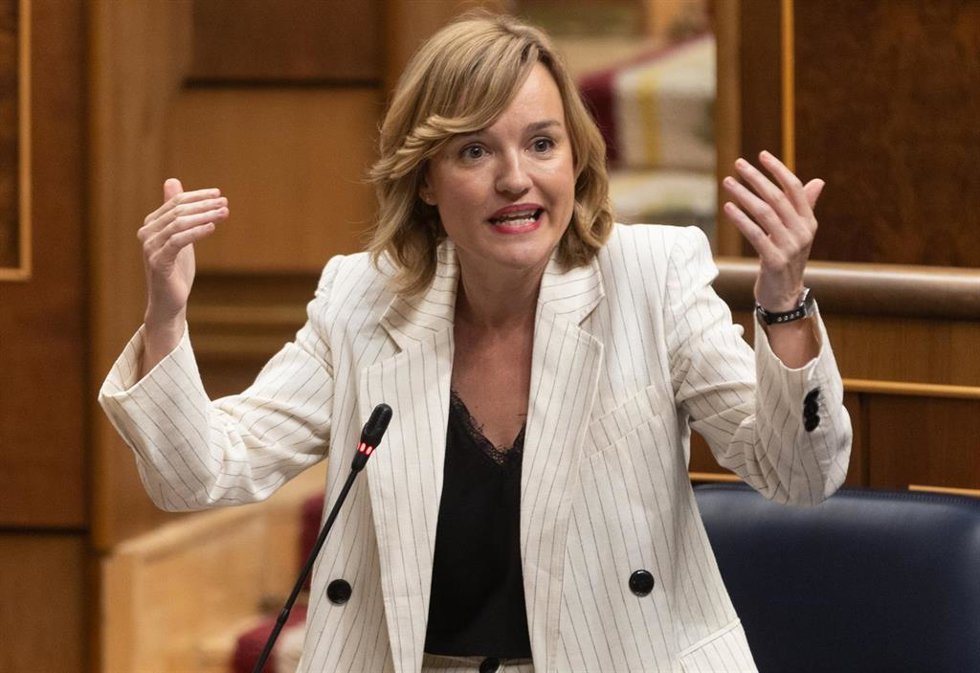 La ministra de Educación, Formación Profesional y Deportes, Pilar Alegría, interviene durante una sesión de control al Gobierno, en el Congreso de los Diputados, a 19 de junio de 2024, en Madrid (España). El presidente del Gobierno, Pedro Sánchez, respo