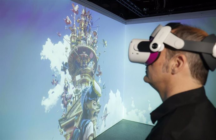 Una persona prueba unas gafas de realidad virtual, a 11 de junio de 2024.