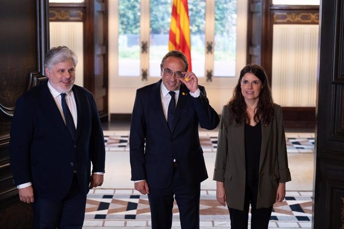 El presidente de Junts en el Parlament, Albert Batet, y la portavoz del grupo, Mònica Sales, se reúnen con el presidente del Parlament, Josep Rull