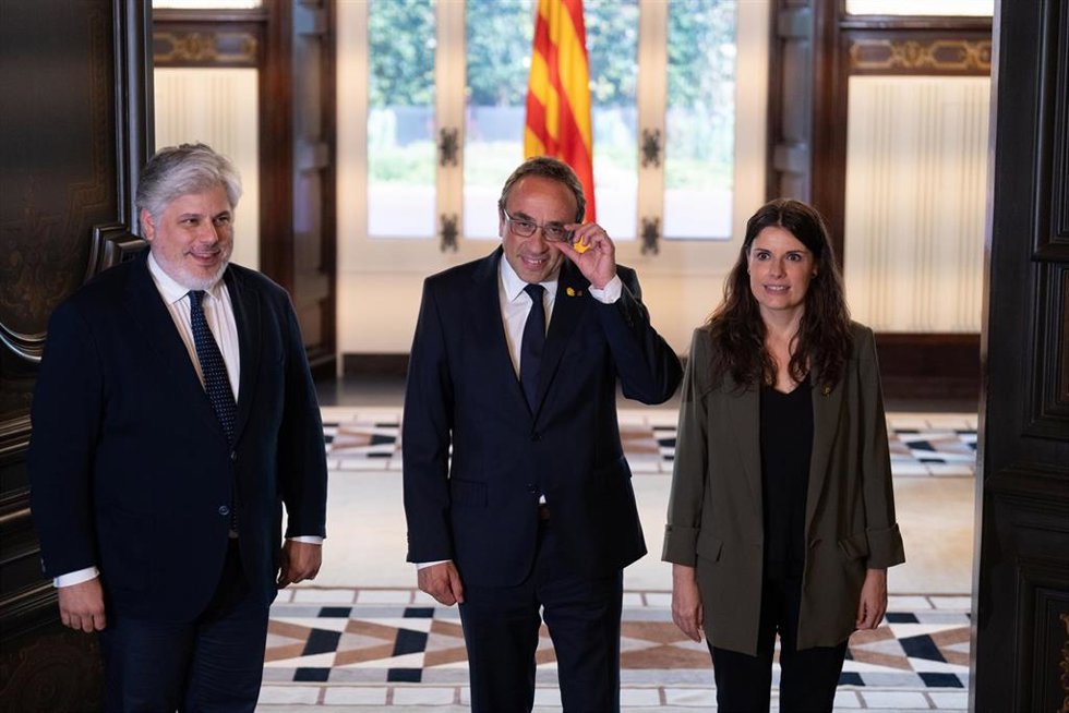 El presidente de Junts en el Parlament, Albert Batet, y la portavoz del grupo, Mnica Sales, se reúnen con el presidente del Parlament, Josep Rull