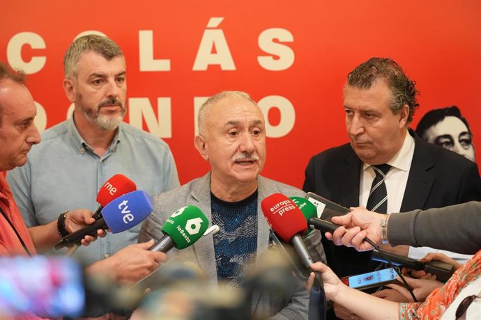 Atención a medios en Sevilla del secretario general de UGT, Pepe Álvarez.