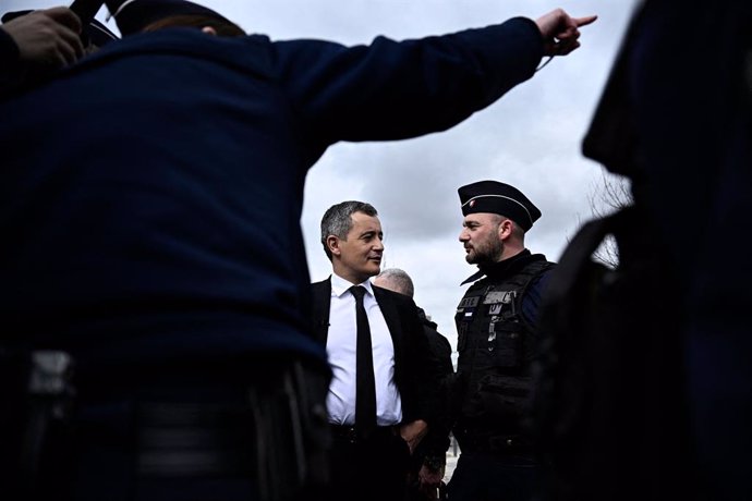 Archivo - 30 March 2024, France, Saint-Denis: French Minister for Interior and Overseas Gerald Darmanin (Centre L) meets with French police officers during a visit to the newly launched "XXL cleanup" (Place Nette XXL) anti-drug operations, in Saint-Denis,