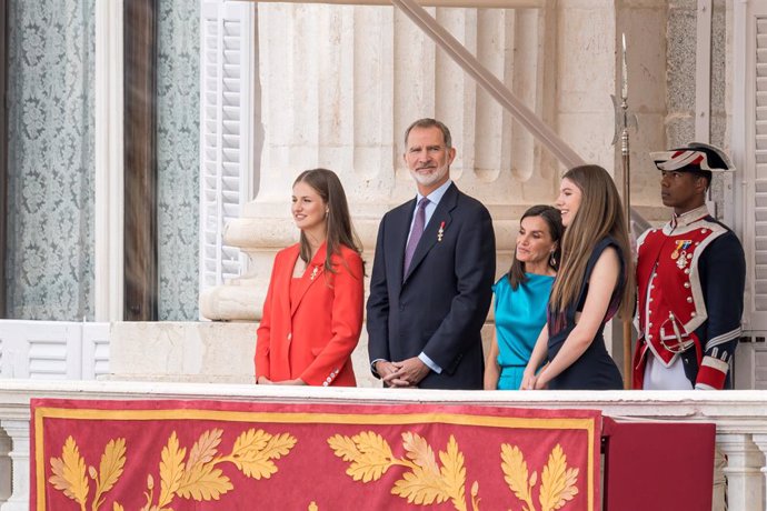Los Reyes, Felipe VI (2i) y Letizia (2d), acompañados de sus Altezas Reales la Princesa de Asturias (i) y la Infanta Doña Sofía (d) asisten al relevo solemne de la Guardia Real, con ocasión del X aniversario de la Proclamación de Su Majestad el Rey, en el