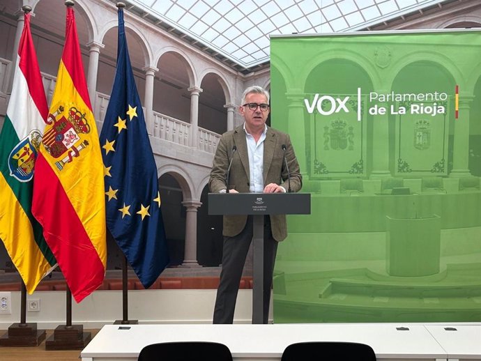 El portavoz adjunto del Grupo Parlamentario Vox, Héctor Alacid, en comparecencia de prensa