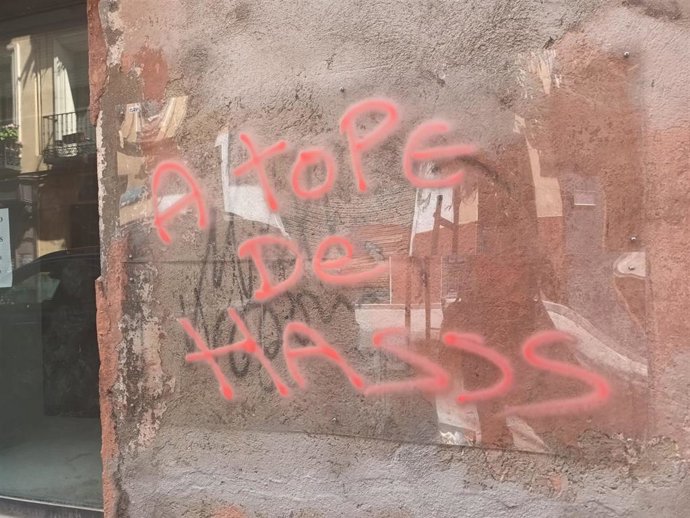 Archivo - Vandalizan el vinilo instalado para proteger la firma de Muelle aparecida en unas obras de la calle Toledo