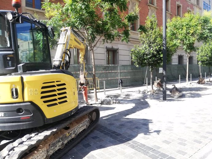 Obras en la calle Bretón de los Herreros para instalar los contenedores soterrados