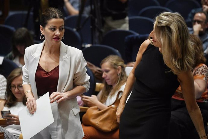 La vicepresidenta segunda y ministra de Trabajo, Yolanda Díaz (d), y la ministra de Juventud e Infancia, Sira Rego (i), 