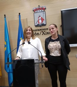 Las concejalas del Grupo Municipal Socialista de Gijón Marina Pineda y María Caunedo, en rueda de prensa en el Consistorio gijonés.