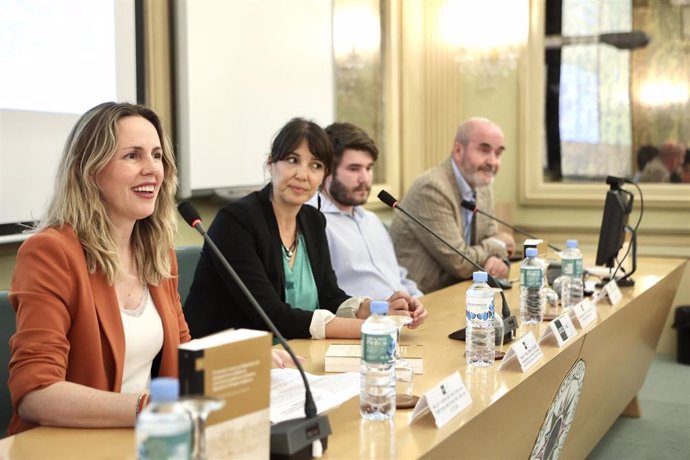 La diputada Vanesa Beltrán interviene en el acto de presentación del libro de Manuel Antonio Barea Rodríguez en Cádiz, Andalucía (España). 