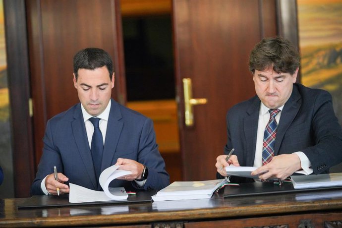 Imano Pradales y Eneko Andueza firman el acuerdo de gobierno entre PNV y PSE