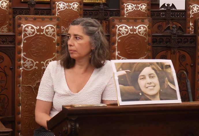 La portavoz de MÉS per Palma, Neus Truyol, con una foto de Aurora Picornell.