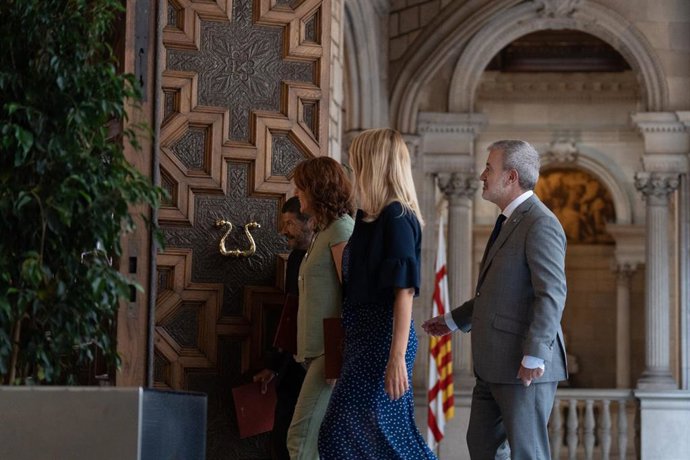 Archivo - (I-D) El teniente de alcalde de Seguridad, Albert Batlle, la primera teniente de alcalde de Barcelona, Laia Bonet, la segunda teniente de alcalde de Barcelona, Maria Eugnia Gay, y el alcalde de Barcelona, Jaume Collboni, durante una rueda de 