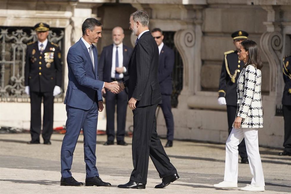 Archivo - El presidente del Gobierno, Pedro Sánchez, recibe al rey Felipe VI y la reina Letizia a su llegada al acto por el Bicentenario de la Policía Nacional, a 08 de mayo de 2024, en Madrid (España).