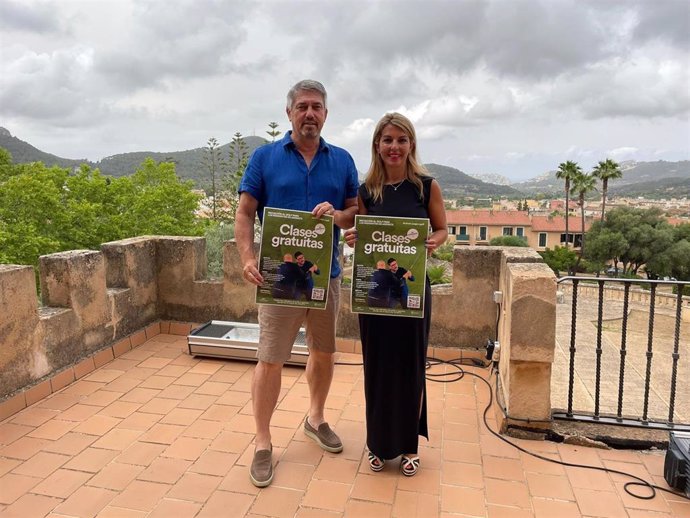 La alcaldesa de Andratx, Estefanía Gonzalvo, en la presentación de la campaña de clases gratuitas de golf en el Campo de Golf del municipio.