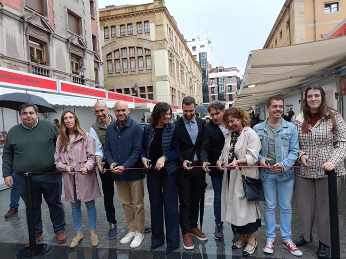 Corte de cinta inaugural de la octava edición de la Feria del Libro de Gijón/Xixón (FeLiX), que se celebrará en Gijón hasta el próximo día 23.