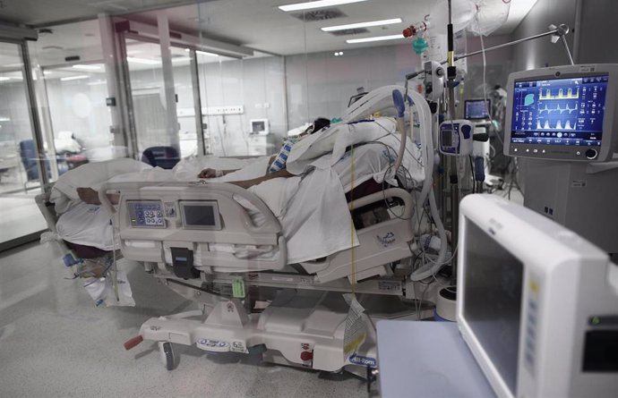 Archivo - Un enfermo en una cama de la UCI del Hospital de Emergencias Isabel Zendal, Madrid (España), a 20 de enero de 2021. El hospital, inaugurado el pasado 1 de diciembre, ha superado ya los 801 pacientes de COVID-19 y los ingresados en la Unidad de C