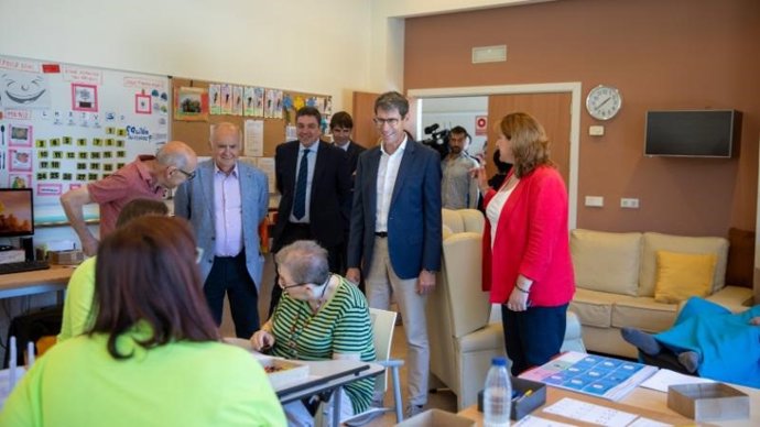 El presidente del Gobierno de La Rioja, Gonzalo Capellán, en su visita a 'Igual a Ti'