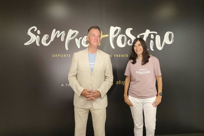 El exfutbolista, Louis Van Gaal, y la directora del CNIO, María Blasco, en la presentación de la campaña 'Siempre + Positivo'