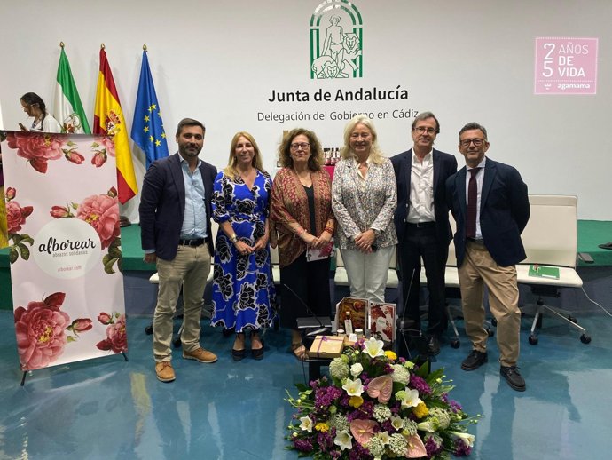 La delegada del Gobierno andaluz en Cádiz, Mercedes Colombo, junto a la coordinadora de Agamama, Mari Paz Ríos, y otros representantes públicos en el encuentro empresarial 'Café con propósito'.