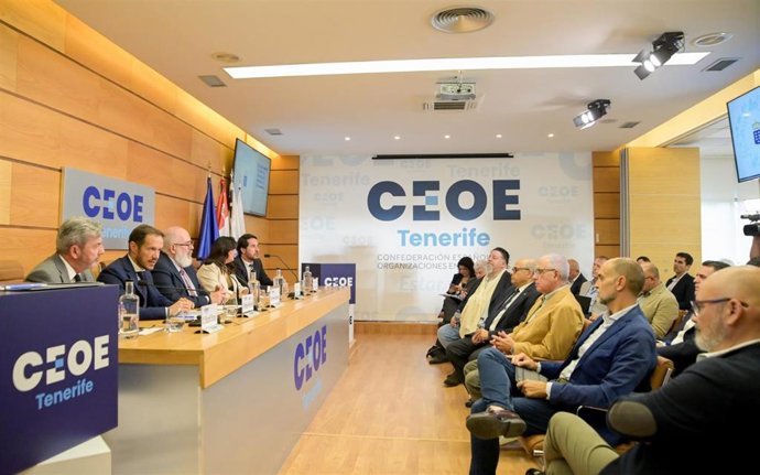 El consejero de Transición Ecológica y Energía del Gobierno de Canarias, Mariano Hernández Zapata, durante un encuentro con la Confederación Provincial de Empresarios de Santa Cruz de Tenerife (CEOE-Tenerife)