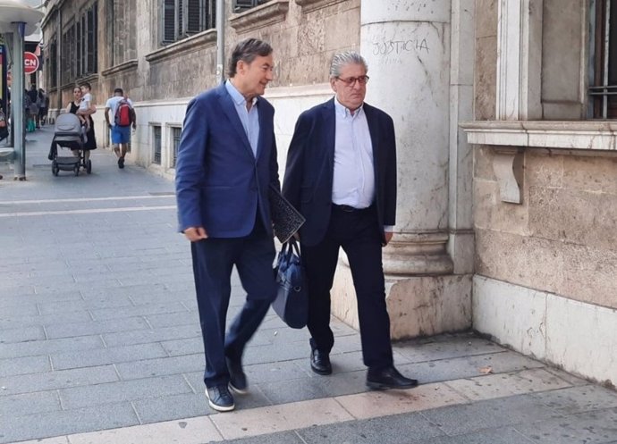 Archivo - El expresidente de la Autoridad Portuaria de Baleares (APB), Joan Gual de Torrella, entrando a los Juzgados de avenida Alemania junto a su abogado, Eduardo Valdivia.