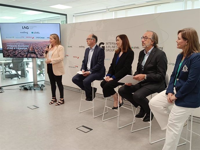 La responsable de comunicación de Vueling, Sandra Hors, junto al ceo de IAG, Luis Gallego, la de Vueling, Martinoli, el de Level, Fernando Candela, y la representante de PwC, Anna Merino, en rueda de prensa este miércoles