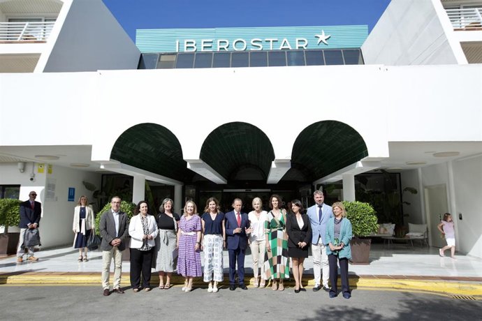La consejera del ramo, Patricia del Pozo, y la directora de FP en Iberostar, Sandra Serrano, junto a otros representantes en la presentación de un ciclo formativo sobre alojamientos turísticos en colaboración con Iberostar