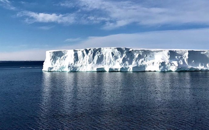 Frente de hielo en la costa antártica